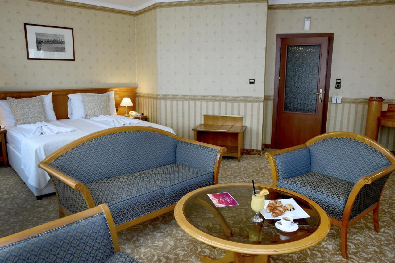 One-Bedroom Suite Work Friendly facilities,1020365698:JPEG