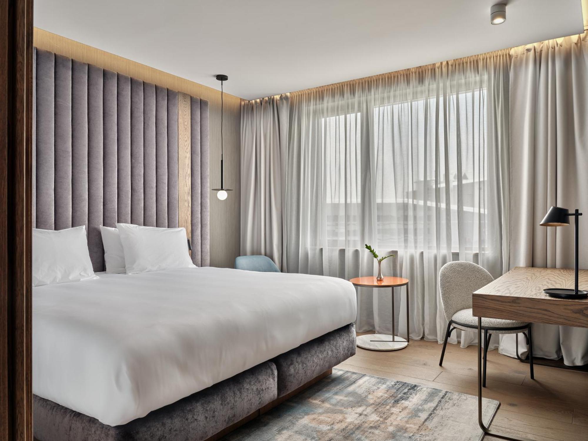 One-Bedroom Suite Lake View Lounge Access or Top Floor,1623646245:JPEG