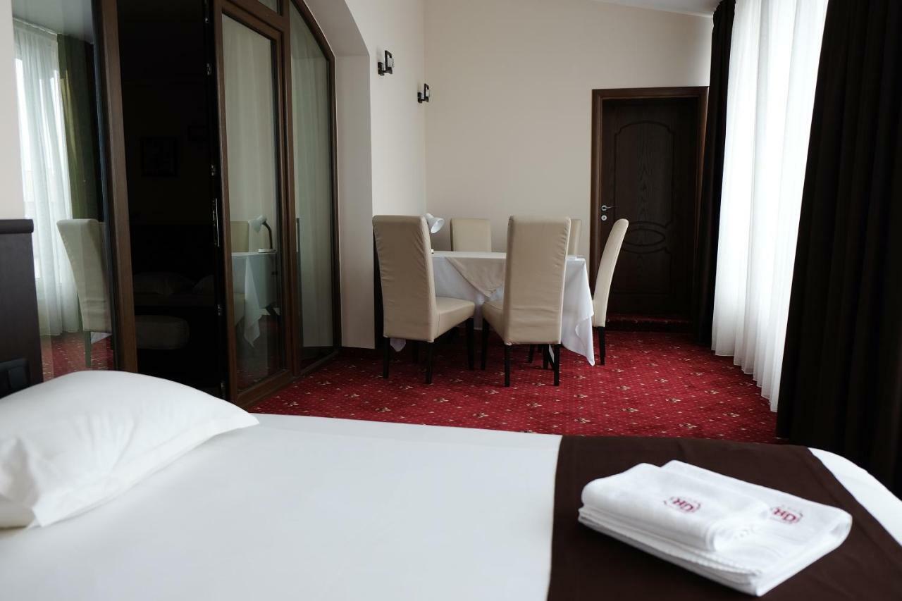 Three-Bedroom Apartment,830666411:JPEG